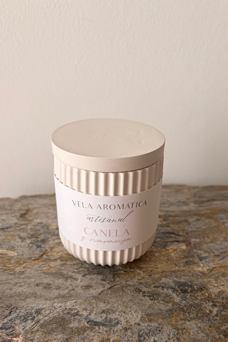 vela de soja aromática con aroma a canela y naranja y recipiente artesanal marea