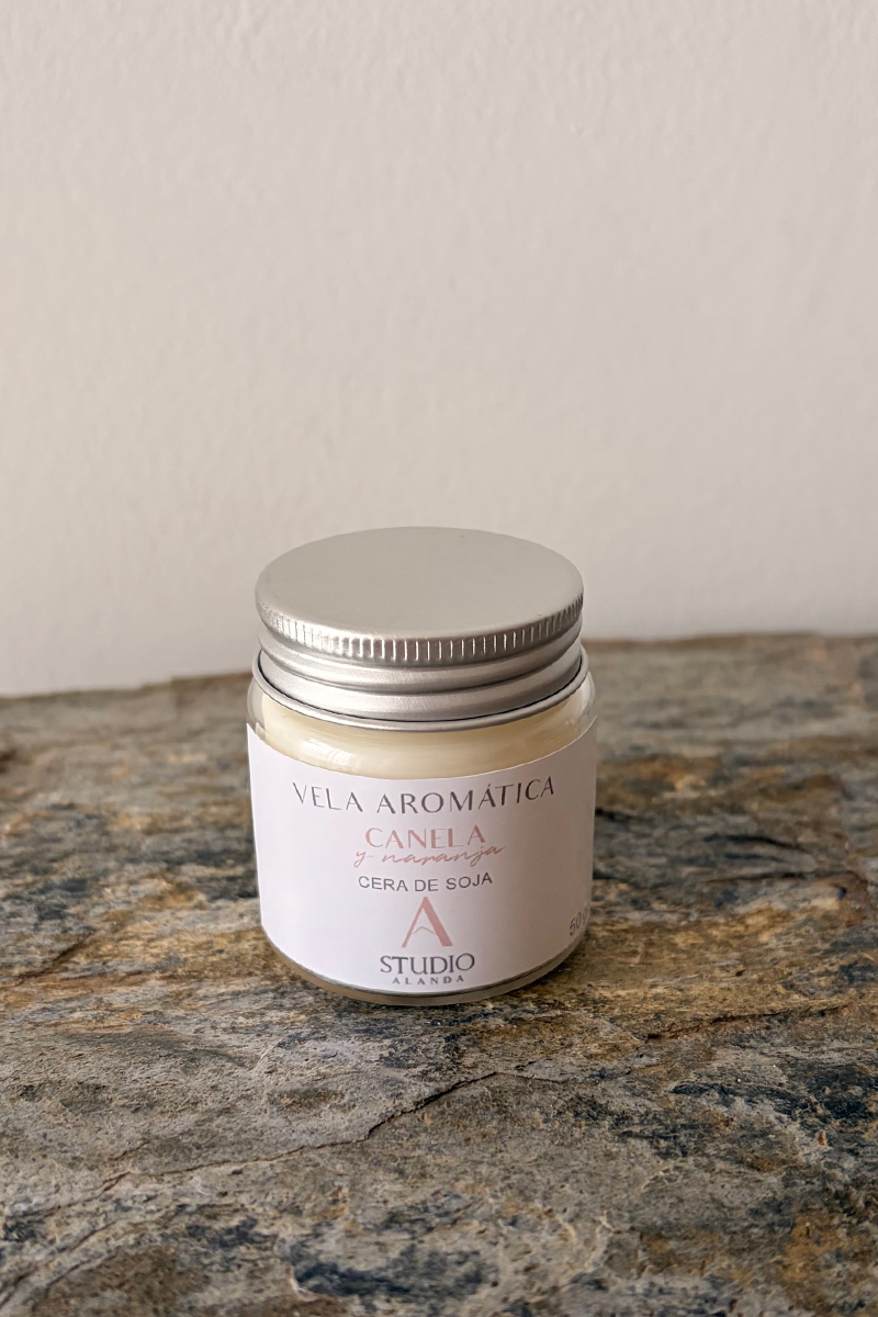 mini vela de soja aromática con aroma a canela y naranja en recipiente de cristal