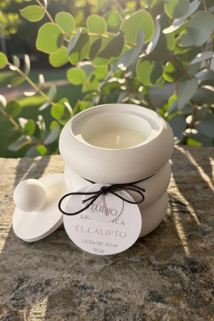 vela de soja aromática con aroma a eucalipto en recipiente artesanal dunas