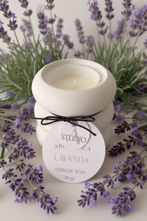 vela de soja aromática con aroma a lavanda en recipiente artesanal dunas