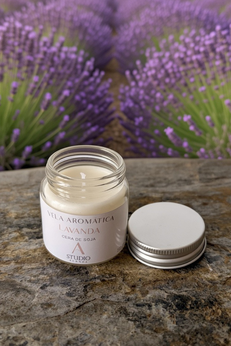 mini vela de soja aromática con aroma a lavanda y recipiente de cristal
