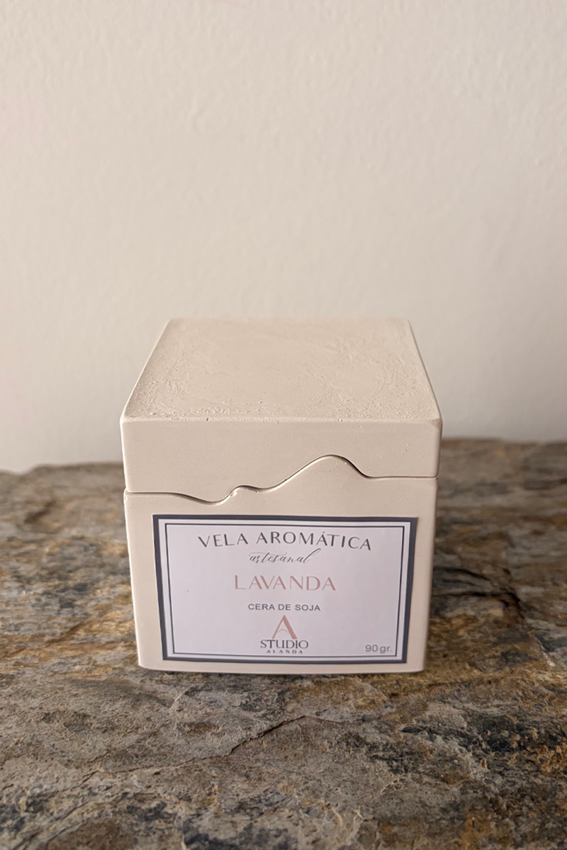 vela de soja aromática con aroma a lavanda en recipiente artesanal montañas