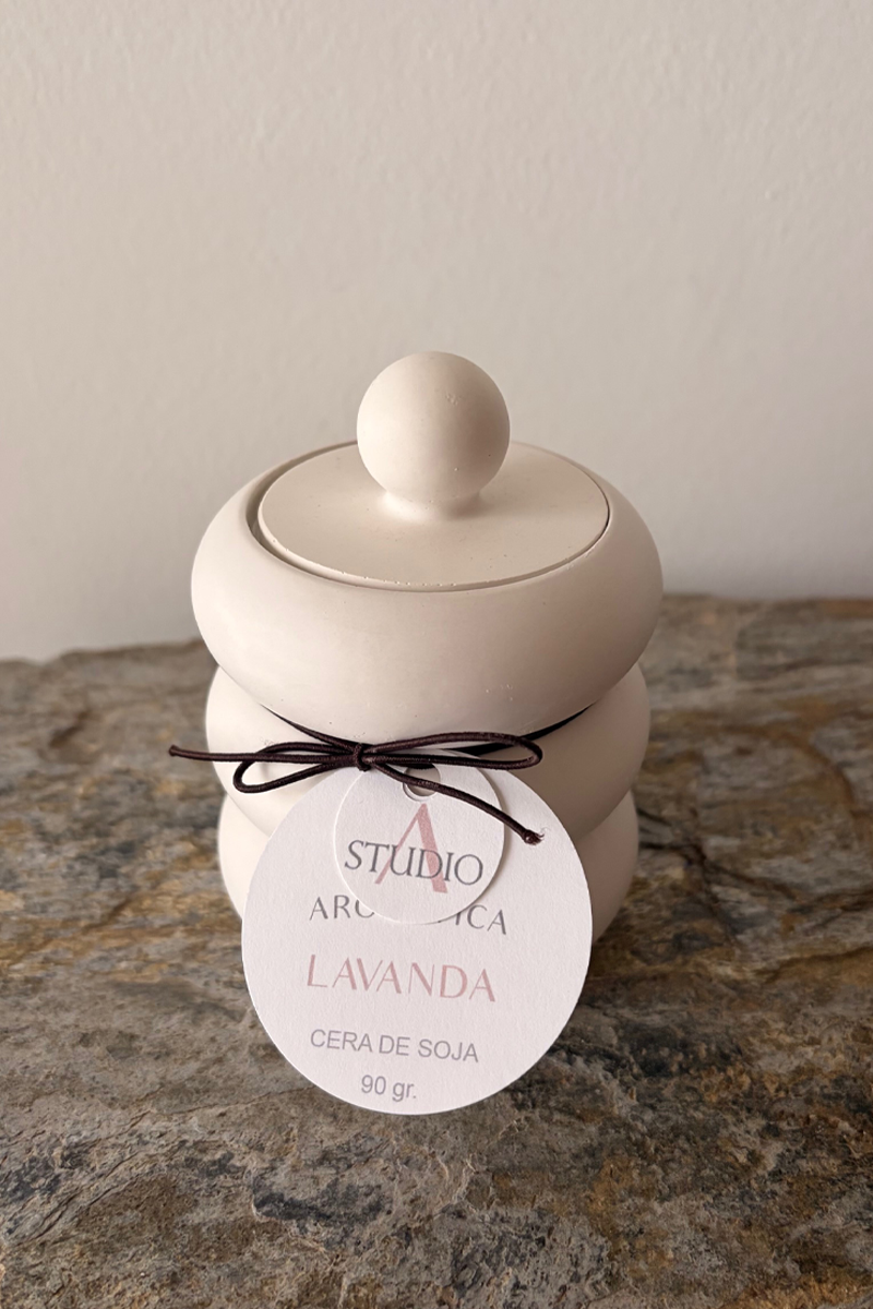 vela de soja aromática con aroma a lavanda en recipiente artesanal dunas