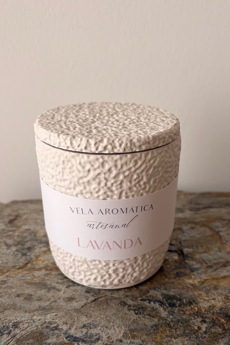 vela de soja aromática con aroma a lavanda y recipiente artesanal roca