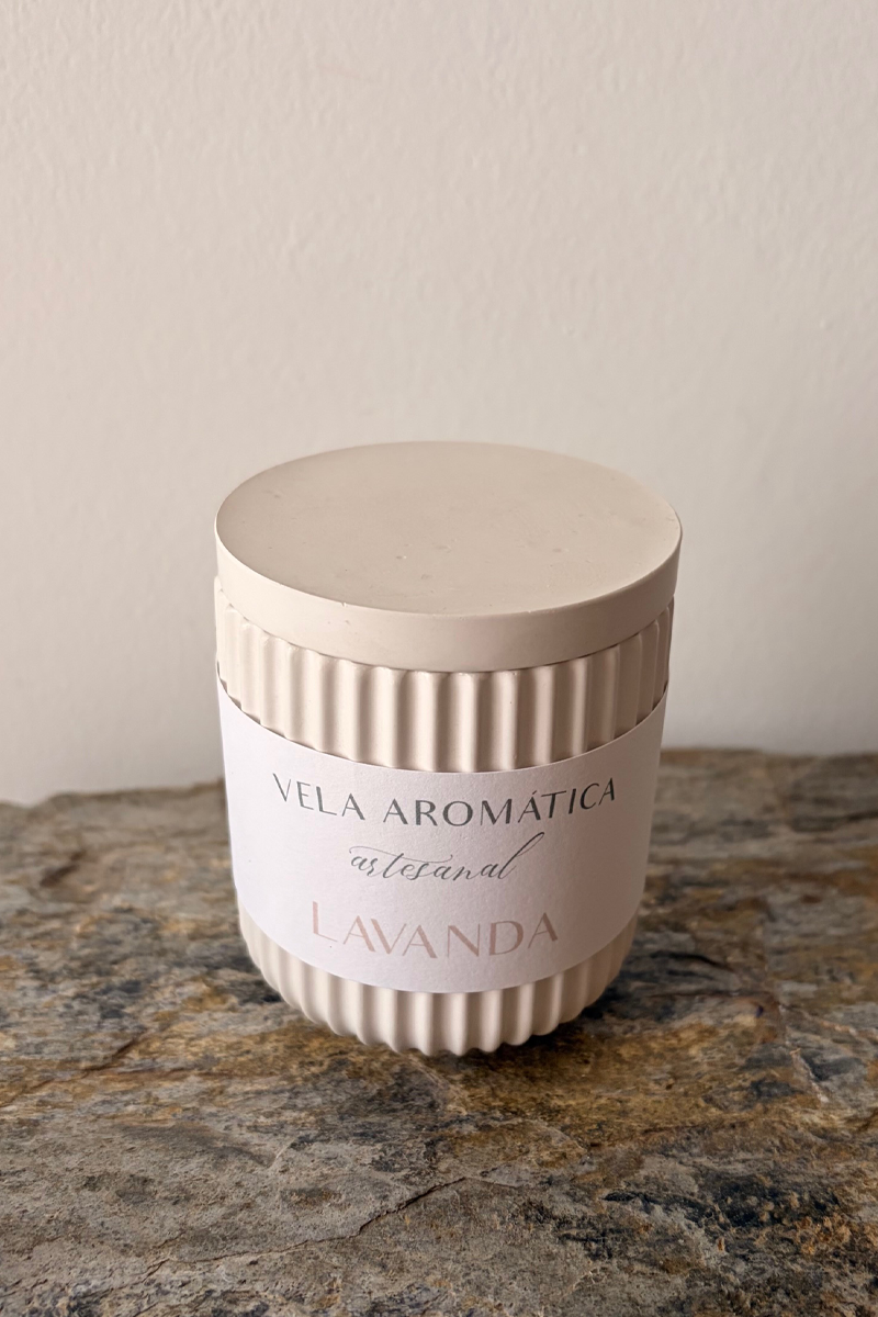 vela de soja aromática con aroma a lavanda y recipiente artesanal marea